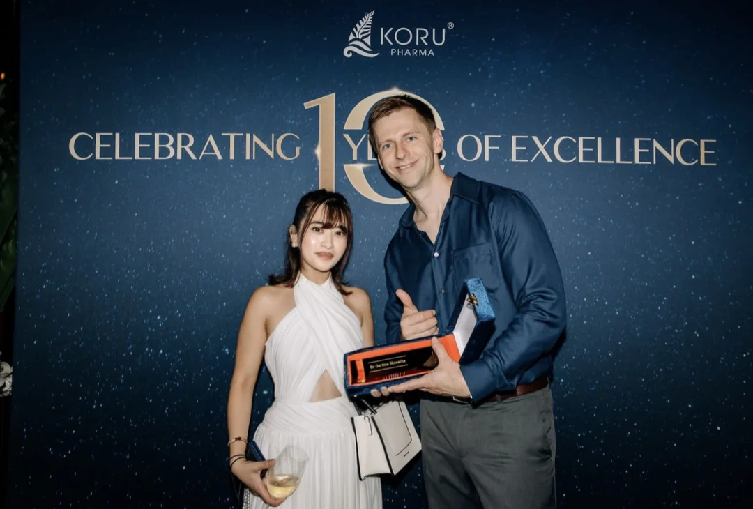 Dr. Garima receiving the Best Key Opinion Leader award representing Koru Pharma
